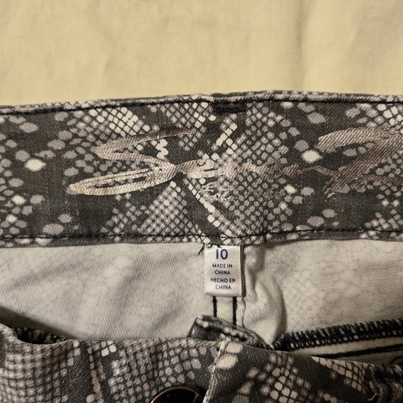 Seven 7 Gray & White Tummyless High Rise Snakeskin Skinny Jeans Size 10 - Picture 4 of 8